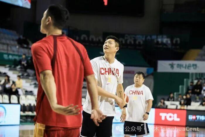 记者：费内巴切仍在和曼城谈阿克转会费，预计700万+150万镑