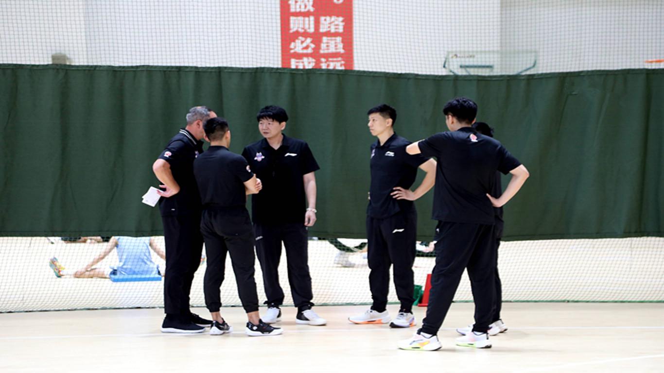 西蒙斯赌詹皇今夏签约勇士