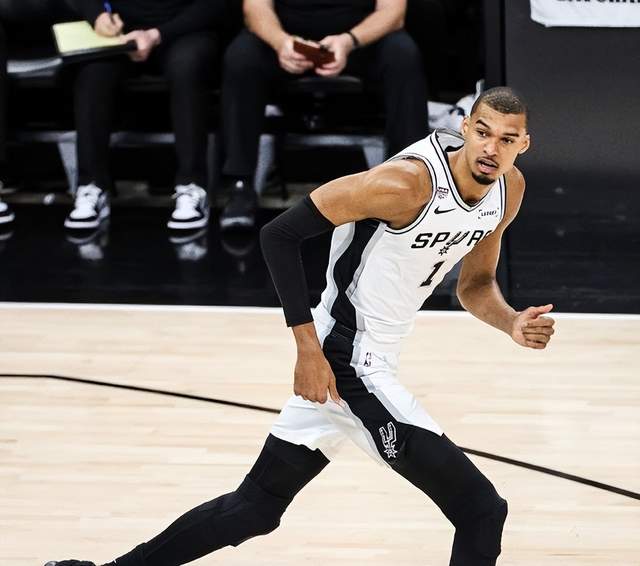 ESPN:马刺大概率留下福克斯