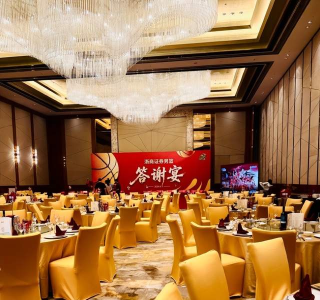 詹姆斯再次自戴皇冠!与乐福一起现身克罗地亚:助威旗下摩托艇队