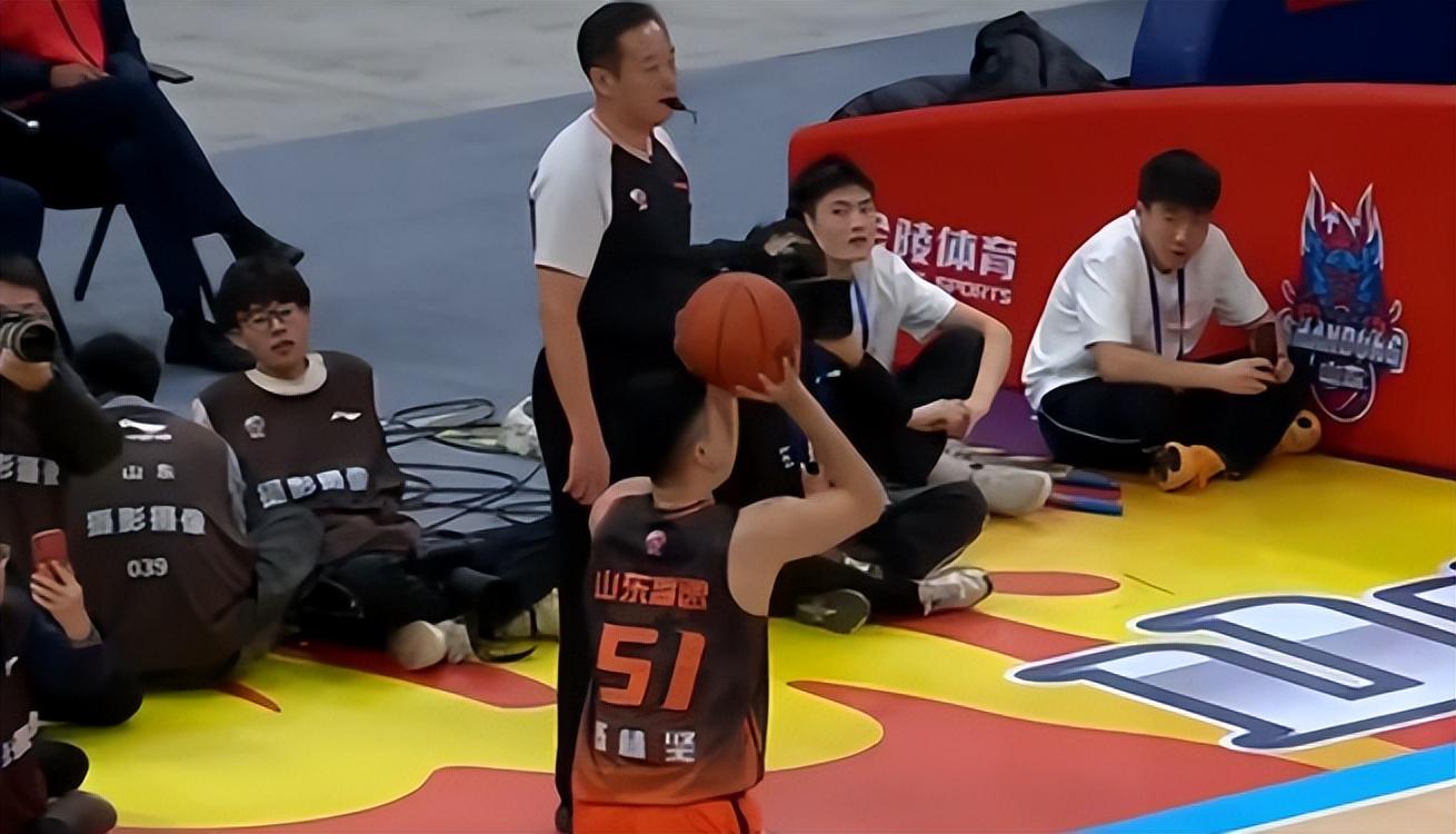 不能小胜即安！卡塔尔让了一套首发，媒体人：男篮至少赢15分才算赢